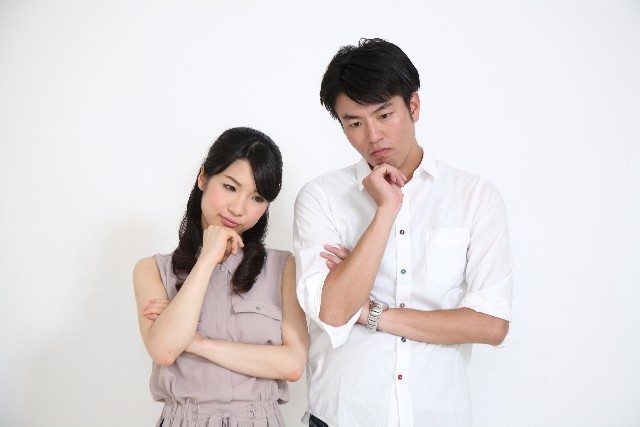 悩む男女.jpg